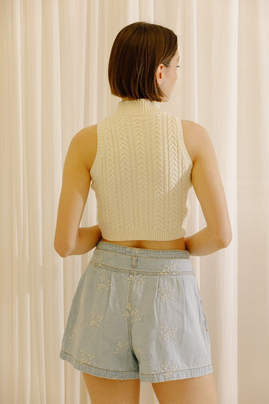 MONOCHROMATIC KNIT CROPPED TOP