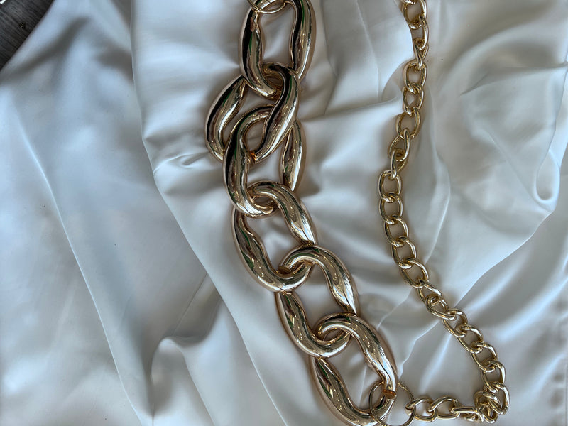 OVER SIZED CHAIN BELT